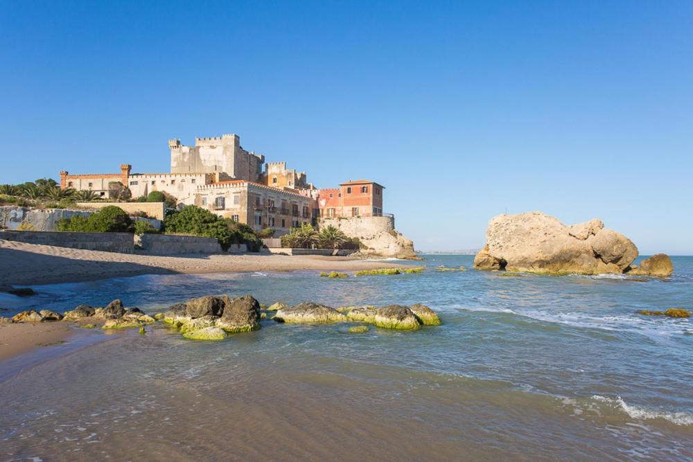 Castello Di Falconara Hotel Ликата Екстериор снимка