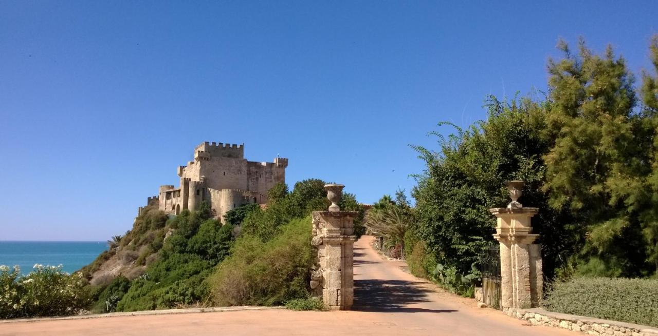 Castello Di Falconara Hotel Ликата Екстериор снимка