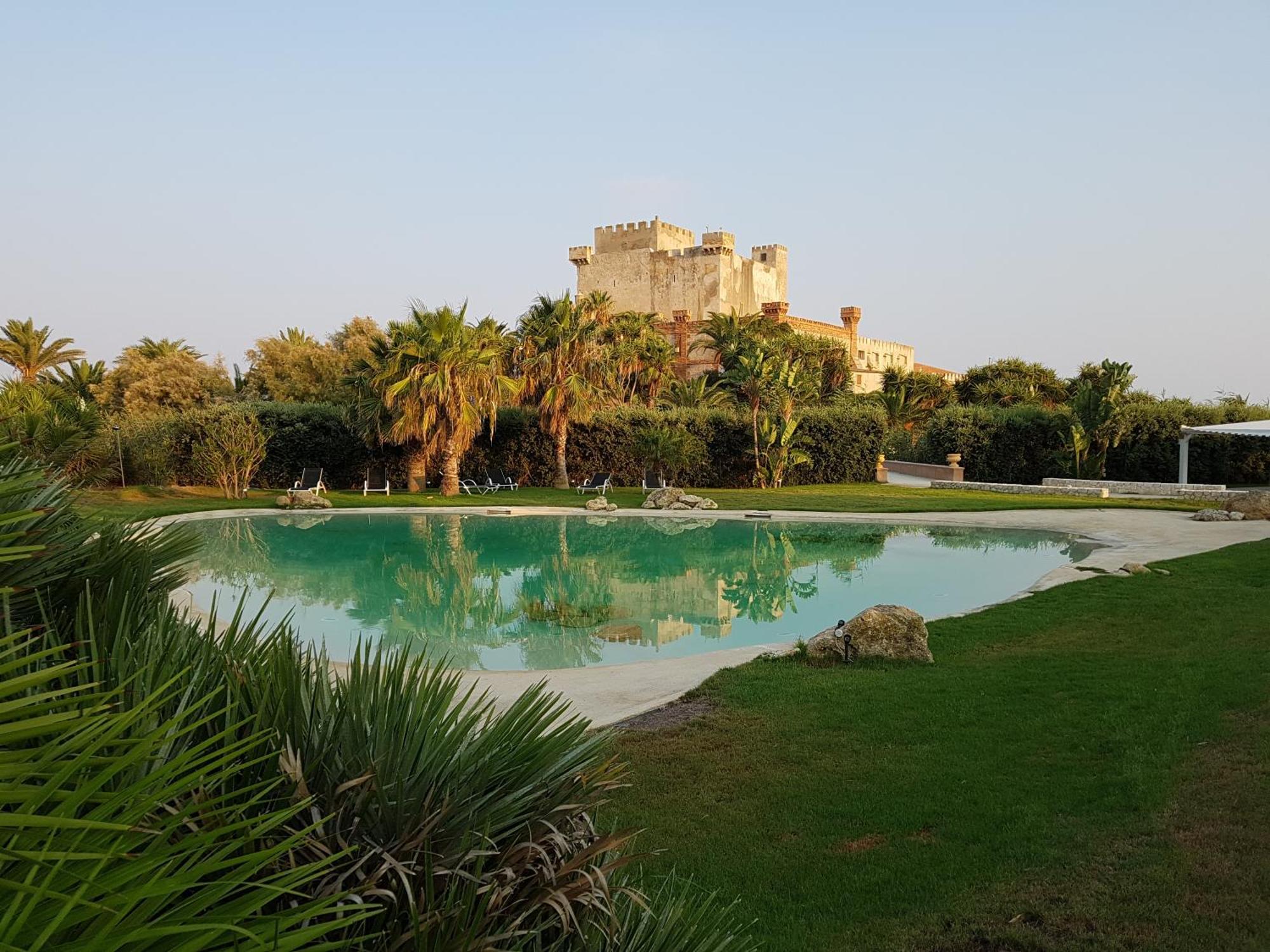 Castello Di Falconara Hotel Ликата Екстериор снимка